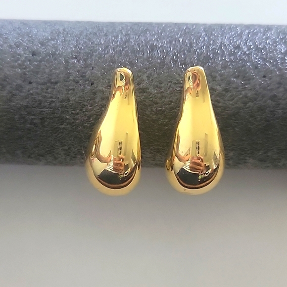 Bundle of 6 Goldtone Earrings - Picture 4 of 8